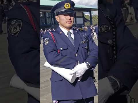 メガホンで何か言いそうで言わない皇宮護衛官、【天皇陛下:令和8年:新年一般参賀】皇居宮殿前🇯🇵