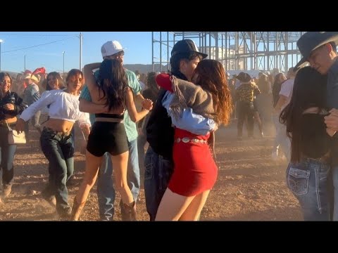 Chicas y Chicos Guapos Bailango en la Kermes de la Basílica de Guadalupe en Chihuahua