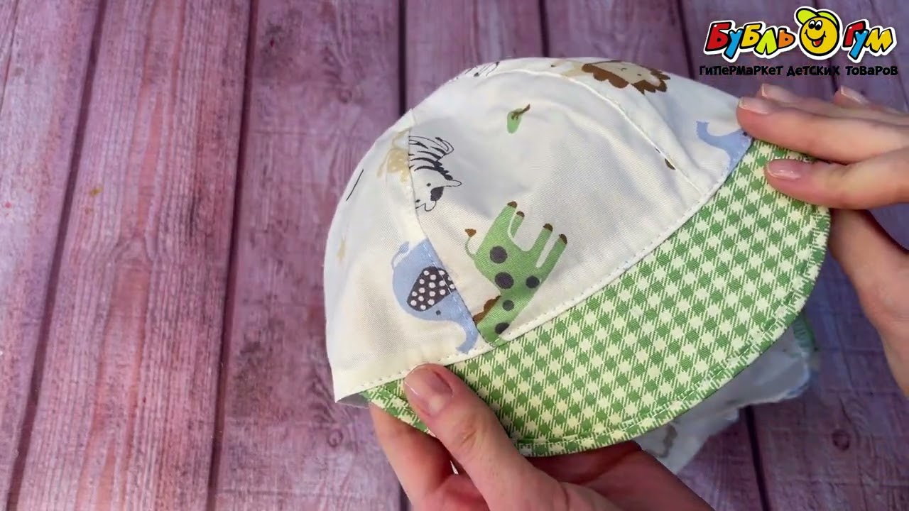 Кепка с принтом веселые зверята на завязках с зеленым козырьком бежевая - видео Кепка с принтом веселые зверята на завязках с зеленым козырьком бежевая - видео