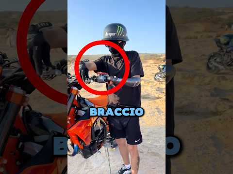Guida una MOTO con una PROTESI #shorts