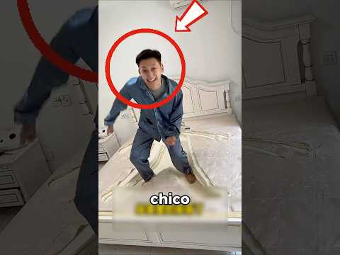 Este chico hizo un agujero en la cama para poder espiar a su prima😮