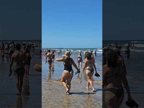 Mucha gente en el mar disfrutando en las playas de Mar del Plata