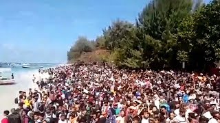 Hundreds Crowd Beach Await Rescue After Massive Quake In Indonesia