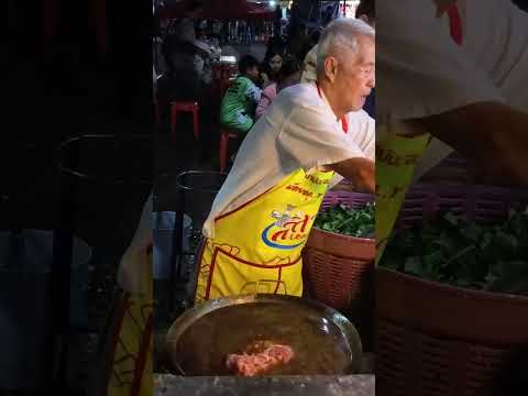 ราดหน้าสูตรพริกแกง คนครถมเขากินกัน