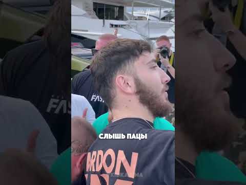 На Конора Макгрегор НАЛЕТЕЛИ фанаты