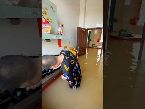 পরিবার গেছে, সে রইল মাছের লোভে #story #viralshort #trending