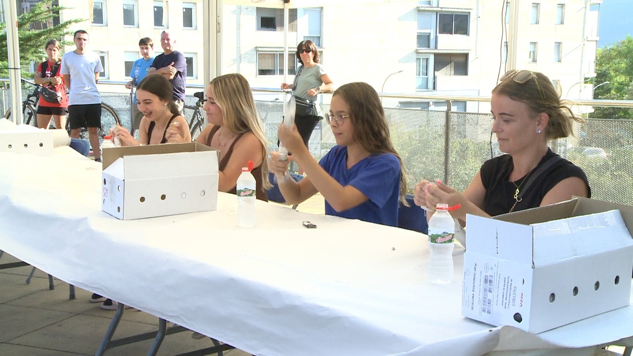 Balenyà celebra un concurs de menjar fuets en el marc de la festa major