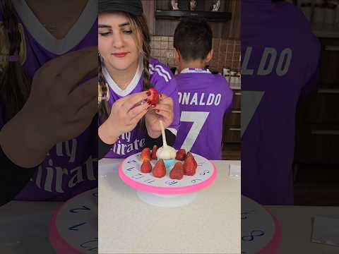 ببینیم کی میبره ؟ #challenge #چالش #strawberry #ronaldo