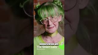 Sie ist eine Frau, die die Farbe Grün mehr als alles andere auf der Welt liebt  🫢