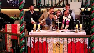 Video: Wiesn-Gottesdienst 2023 - Taufe im Marstall (Video: Nina Eichinger)
