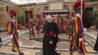 Deutsche  Kanzlerin #Merkel wird von #PapstFranziskus in einer Privataudienz im #Vatikan empfangen