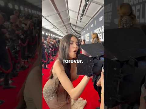 Celebs Signed a Camera Lens at the GRAMMYs! ๐ทโจ