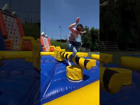 Dani e Robbi cadono sui gonfiabili giganti al parco giochi! #danierobbi #shorts
