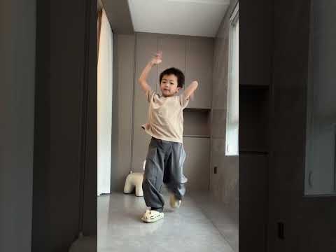 #meovv 🙋‍♂️ It's a rhythm that makes me happy after dancing 😆 #handsup #dancingbaby #dancevideo