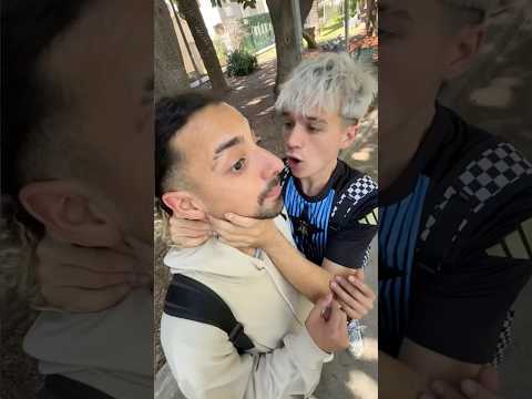 el chico que se retira solo