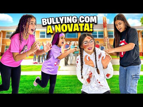 FLAGRAMOS A VALENTONA BATENDO NA NOVATA DA ESCOLA * bullying
