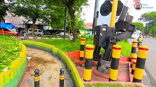 Palang Kereta Api Di Dalam Taman, Banyak Kereta Melintas Gak Pernah Sepi !!