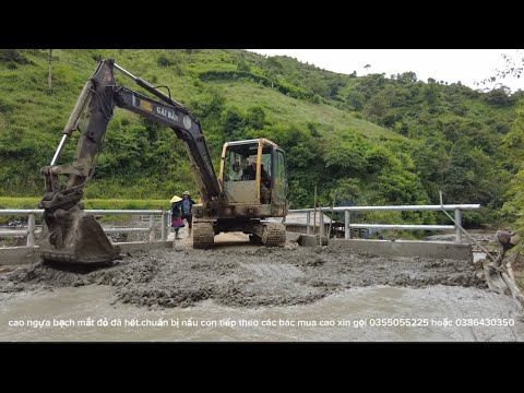 cầu chống cáng rào.rất nhanh buổi sáng bà con đổ bê tông đường dẫn mố một đã xong,phẳng đét.#gaiban