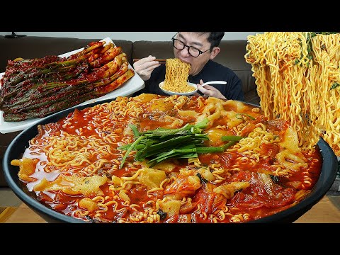 해장에 제대로인 🔥고추참치틈새라면에 수제비듬뿍! 오이무침과 파김치 요리 먹방 Spicy Tuna Ramyeon MUKBANG