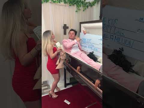 Gold Digger Gets Caught In The Act!