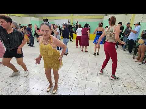 Yajaira y todos los bailarines están muy alegres de tener nuevo local donde pueden bailar.