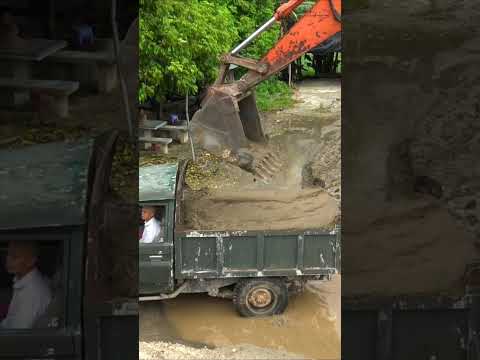 Máy Xúc Và Xe Ô Tô Tải Ben