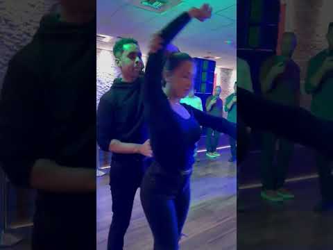 Intermediate Bachata Class Demo - Demetrio & Nicole - Bachata Dance Academy #bachata #bachatadance