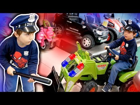 POLICIAL NA LOJA DE BRINQUEDOS TOYS R US!! Diversão em Família