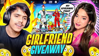 ANGRY YOUTUBER PRANK ON CUTE GF BF STREAMER😱 THEY KICK ME FROM GROUP😬 - FREE FIRE