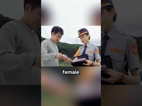 The taxi driver broke the traffic rules just to pursue the female traffic police officer