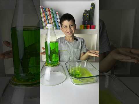 Как сделать так, чтобы вода лилась в стакан? #эксперимент #экспериментыдлядетей
