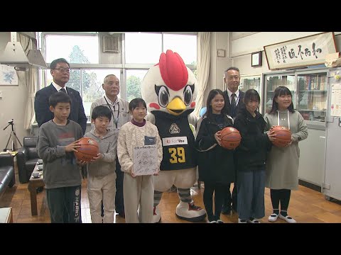 群馬クレインサンダーズが群馬・太田市の小学校にバスケットボール寄贈  (24/11/20)