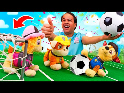 Vamos jogar futebol com os brinquedos da Patrulha Canina! Quem vai ganhar o jogo? Chase ou Rubble?
