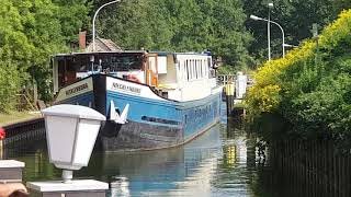 Fahrgastschiff Mecklenburg durch die enge Schleuse Strasen 4K