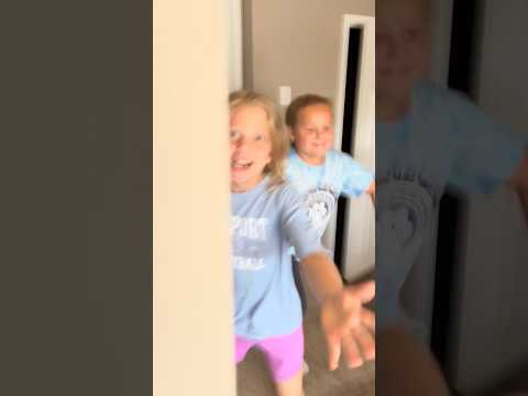 Ich erschrecke meine Freunde, ohne zu glauben, dass sie sich wehren würden. 😂 #lustig #Jumpscare ...