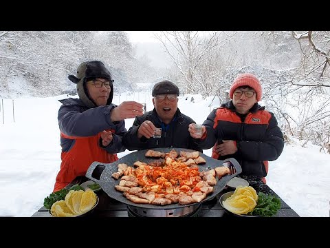 눈 펑펑 오는날~! 아버지와 솥뚜껑 삼겹살에 소주 한잔 (마무리 치즈 김치볶음밥) Pork Belly Mukbang / Samgyeopsal Korean Food