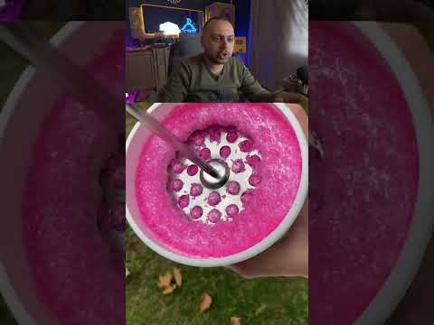لقيت مراتي قاعده وماسكه تليفونها وبتضحك