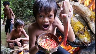 Primitive Technology - Eating delicious - Cacth and cooking fish