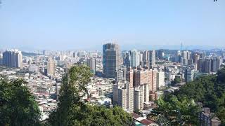 獅頭山步道四通八達，可依個人喜好、體力及時間安排不同行程，今日純粹是想上來看看風景而已。
步道高度約200公尺，最高處是逍遙亭，有觀景臺，整個步道有不少亭子，我經過了玉山亭、獅子祿亭、獅子福亭、青年亭
