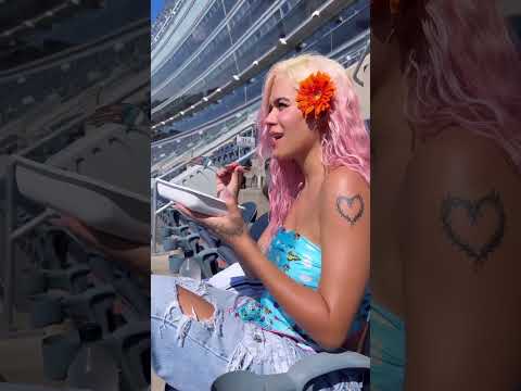 Karol almorzando en el estadio que hizo Sold Out 🔥🔥🔥 Chicago