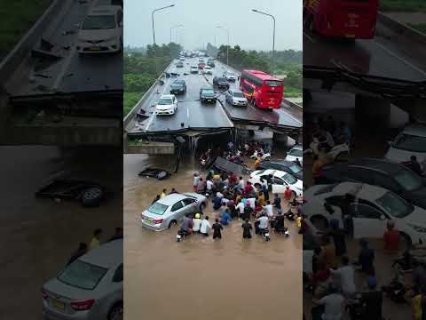 Jembatan tol ambruk karna terendam banjir
