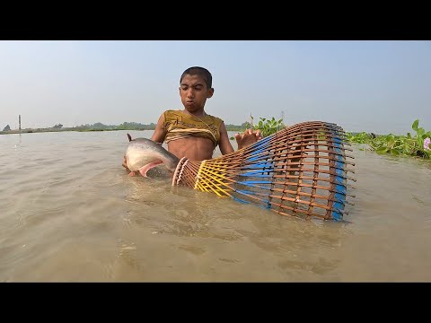 Polo Fishing|Traditional Boy Big Catfish By Bamboo Tools Polo|Village Fishing|