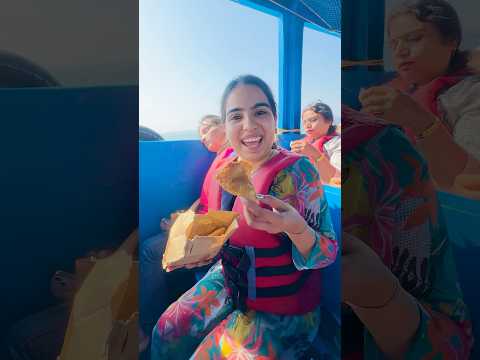 Boat pr khilaya birds ko khana 😍🕊️ #priyalkukreja #shorts #ytshorts