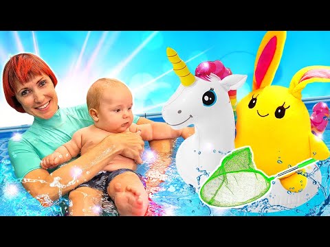 Lucky e gli amici puliscono la piscina dell'unicorno. Giochi in acqua per i bambini piccoli