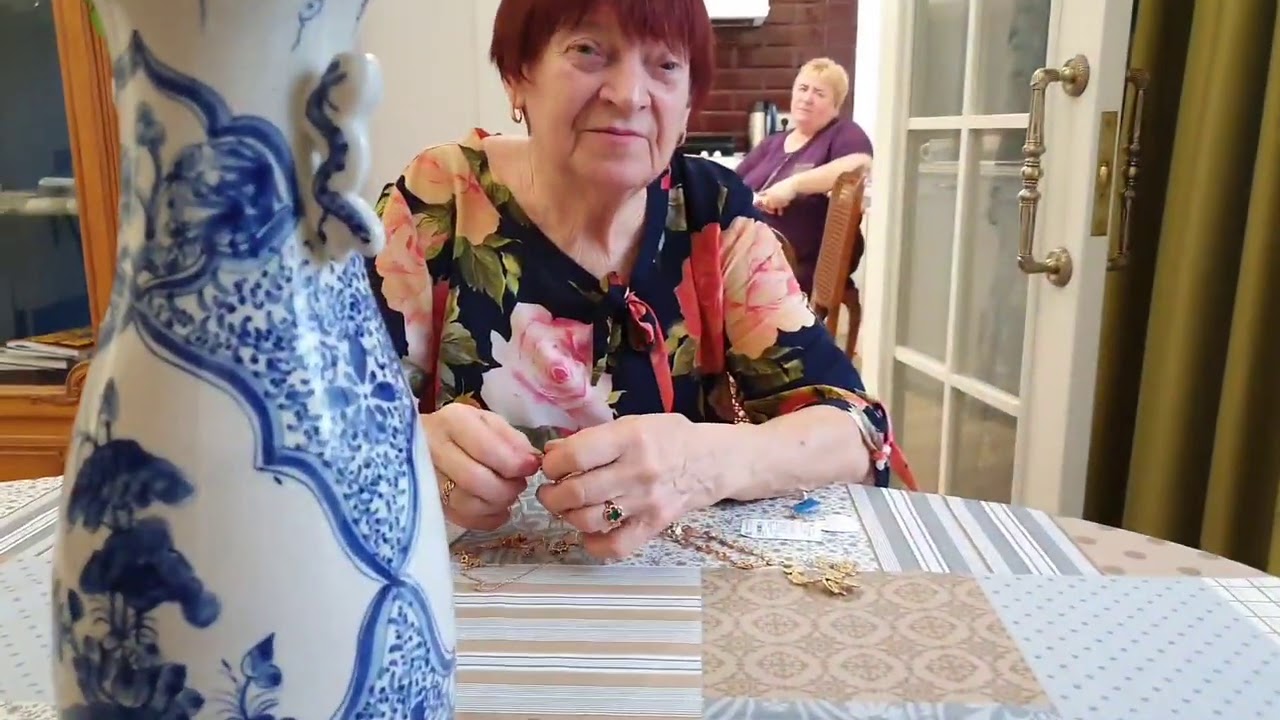 Торт готов. Стол накрыт. Мама хочет спать аж кричит