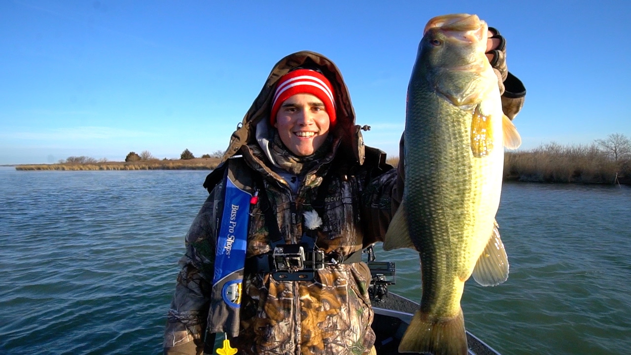 Catching BIG Bass in Below FREEZING Temperatures