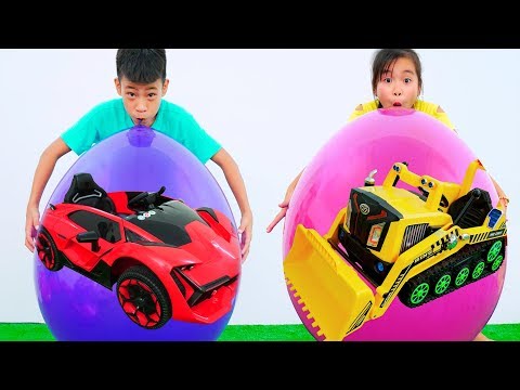 KunKun play funny balloons with toys car