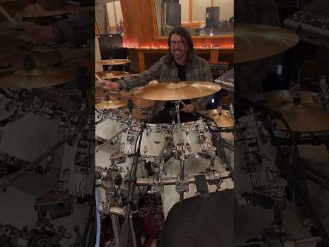 Dave Grohl playing “Scentless Apprentice” on Charlie Benante’s drum set