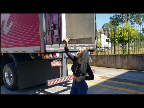 A tal da motorista!..Manobra carregando..Scania rosa brilhando 😁😁