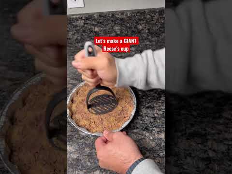 Giant Reese’s cup!! 👧🏻🙍🏻‍♂️👩🏻 #youtubeshorts #youtube #middlechild #recipe #homemade